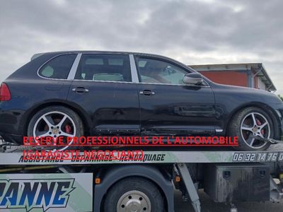 une voiture à l'arrière d'une dépanneuse à plateau