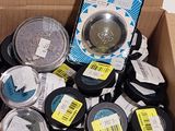 une boîte en carton remplie de divers produits capillaires