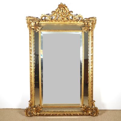 un miroir posé sur le sol à côté d'un mur