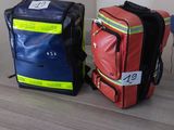 trois sacs posés les uns à côté des autres sur une table