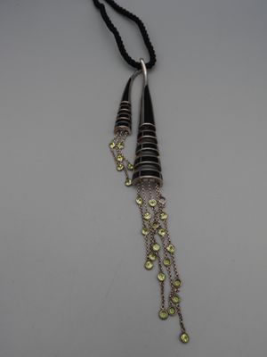 Pendentif en argent onyx et péridots monté sur un cordon noi…
