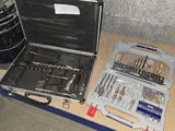 une trousse à outils dans un coffret posée sur une étagère
