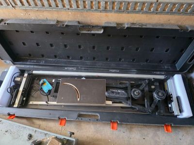 une boîte dans laquelle se trouvent tout un tas de fils