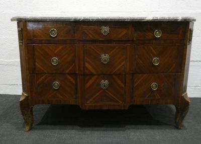 une image d'une commode avec un plateau en marbre