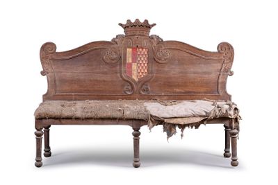 un banc en bois qui a été transformé en meuble
