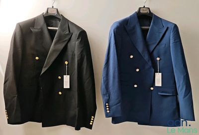 deux vestes accrochées au mur, avec leurs étiquettes