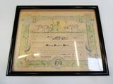 une photo encadrée d'un certificat accrochée au mur