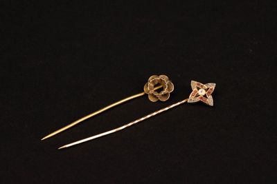 une paire d'épingles à cheveux en or et diamants