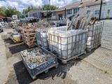un grand conteneur métallique contenant de nombreux objets