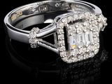 une bague en or blanc sertie d'un diamant, avec une émeraude comme pierre centrale entourée de diamants