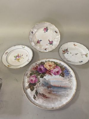 un grand nombre d'assiettes posées sur une table