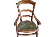 une image d'une chaise en bois avec un siège tissé sur un fond blanc