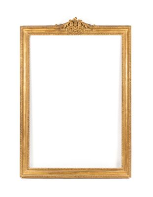 un cadre doré sur un mur blanc, avec un fond blanc