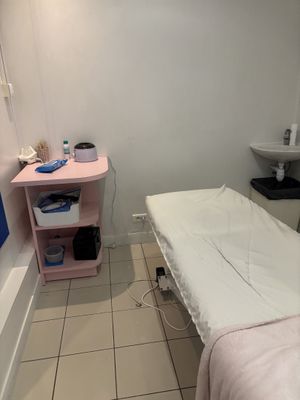 une petite pièce avec un lit et un lavabo