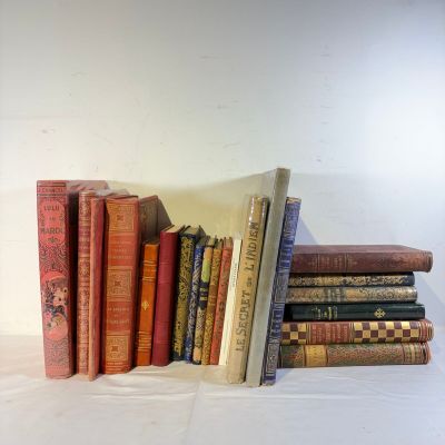 plusieurs livres sont empilés sur une surface blanche