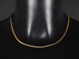 un collier à chaîne en or sur un mannequin mannequin mannequin mannequin mannequin mannequin mannequin mannequin mannequin mannequin