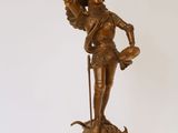 statue en bronze d'une femme tenant un oiseau sur une base en bois