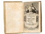 un vieux livre sur lequel figure l'image d'un homme coiffé d'une couronne, assis dessus