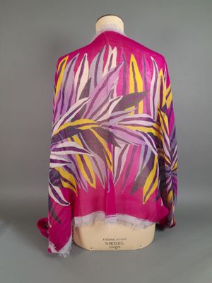 une photo d'une écharpe rose et jaune sur un mannequin