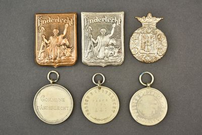 trois médailles et une médaille sont posées sur une table