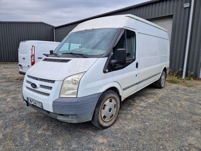 une photo d'une camionnette blanche garée devant un immeuble