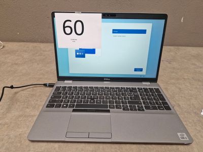 un ordinateur portable posé sur une table, avec le chiffre « 60 » affiché à l'écran