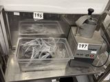 deux plateaux de nourriture posés sur une étagère dans une cuisine
