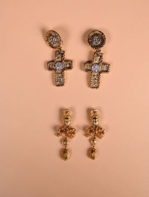 Deux paires de pendants d'oreilles (clips) soit des croix av…
