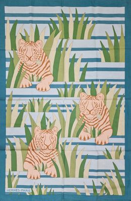 une image représentant une tenture murale bleue et blanche sur laquelle figurent deux tigres