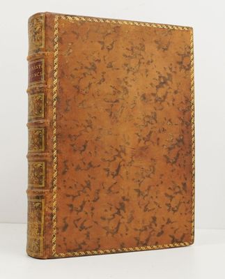 un vieux livre à la couverture brune posé sur une table