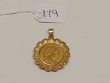 un pendentif en or orné d'un petit médaillon