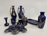 beaucoup de vases bleus posés sur la table