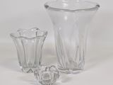 deux vases en verre posés l'un à côté de l'autre sur une table