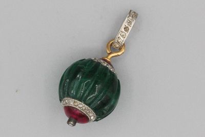 Pendentif orné d’une pierre à godrons entre deux lignes de diamants et