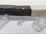une boîte contenant trois petites voitures posées les unes à côté des autres sur une table