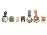 un grand nombre de badges sur une surface blanche