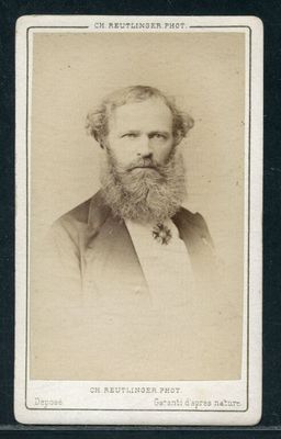 une vieille photo d'un homme barbu en costume et nœud papillon