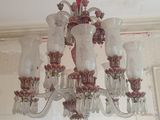 un lustre suspendu au plafond d'une pièce