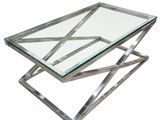 une table basse en verre et chrome avec un plateau en verre