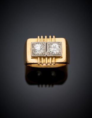 gros plan d'une bague en or et diamants sur une surface noire