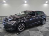 une voiture noire est garée sur le sol en damier d'un garage