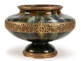 un vase posé sur une table