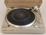 a record player sitting on top of a turntable