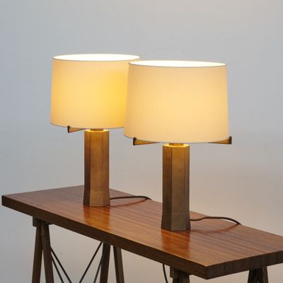 deux lampes posées sur une table en bois, sur laquelle se trouve une lampe blanche