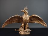 une image représentant une statue d'un oiseau portant une couronne sur la tête