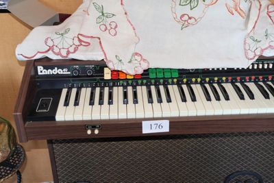 un petit clavier électronique posé sur une table