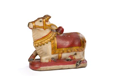 une figurine représentant une vache avec une selle sur le dos