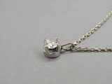 un gros plan d'un pendentif en diamant monté sur une chaîne en argent