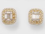 une paire de boucles d'oreilles en émeraude et diamant