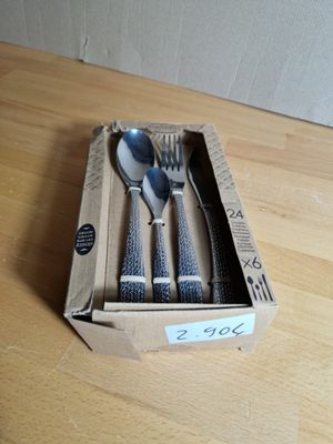 une boîte contenant un service d'argenterie, posée sur une table en bois